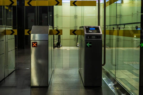 Barreiras Automáticas Controle Acesso Catraca Estação Metrô Com Sinais Entrada — Fotografia de Stock