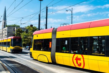 Varşova, Polonya - 1 Eylül 2018: Varşova, Polonya 'da yolcu taşıyan iki sarı tramvay 