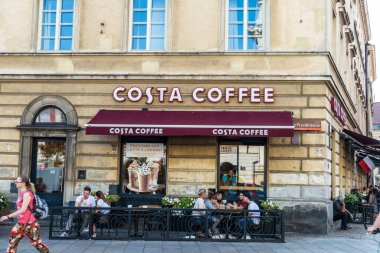 Varşova, Polonya - 1 Eylül 2018: Eski Varşova, Polonya 'da insanlarla dolu bir Costa Coffee cephesi 