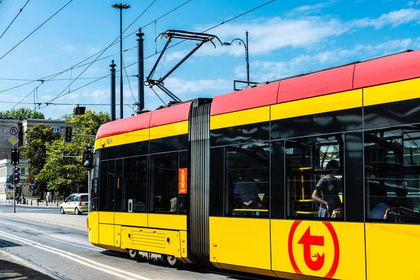 Varşova Polonya Eylül 2018 Sarı Tramvay Polonya Varşova Yolcularla Dolanıyor — Stok fotoğraf