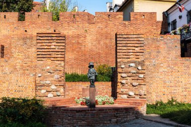 Maly Powstaniec ya da Küçük İsyancı 'nın heykeli, Polonya' nın eski Varşova kentindeki çocuk askerlerin anısına dikildi.