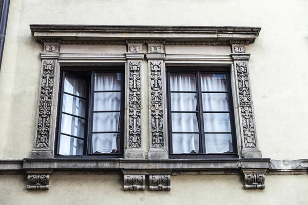 Zwei Fenster Mit Verzierten Säulen Eines Alten Klassischen Gebäudes Der — Stockfoto