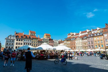 Varşova, Polonya - 1 Eylül 2018: Eski Şehir Pazarı veya Rynek Starego Miasta, barı ve restoranları olan ve Polonya 'nın eski Varşova kentinde yaşayan insanlar