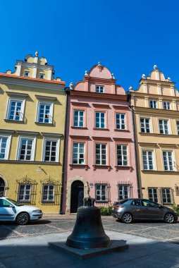 Varşova, Polonya - 1 Eylül 2018: Polonya 'nın eski Varşova kentindeki Kanonia Meydanı' nda bronz çan