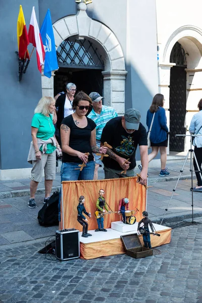 Varsovia Polonia Septiembre 2018 Pareja Titiriteros Moviendo Muñecos Rolling Stones — Foto de Stock