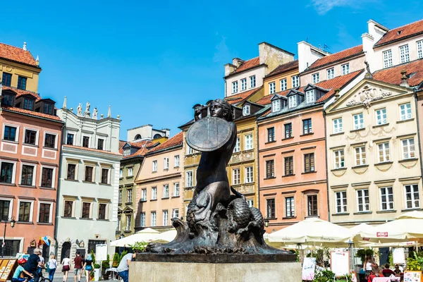 Varşova, Polonya - 1 Eylül 2018: Syrenka veya Old Town Market Place 'deki deniz kızı heykeli veya bar ve restoranları olan Rynek Starego Miasta ve Polonya' nın eski Varşova kentinde yaşayan insanlar