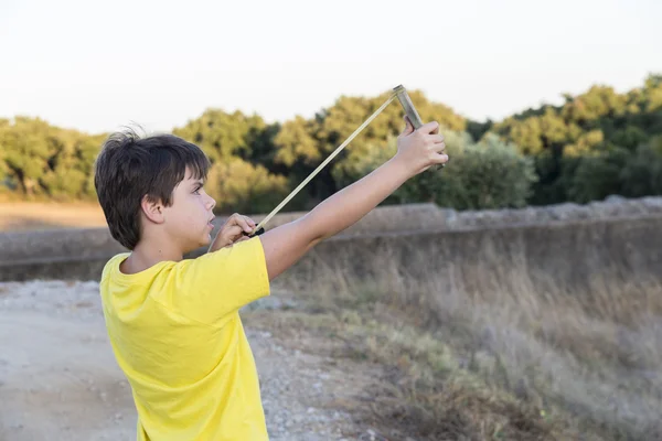 Oğlanla slingshot — Stok fotoğraf