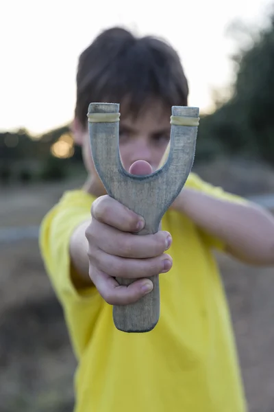 Jongen met katapult — Stockfoto