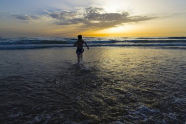 gün batımında sahilde banyo boy