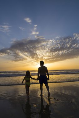 gün batımında sahilde Yüzme çocuklar