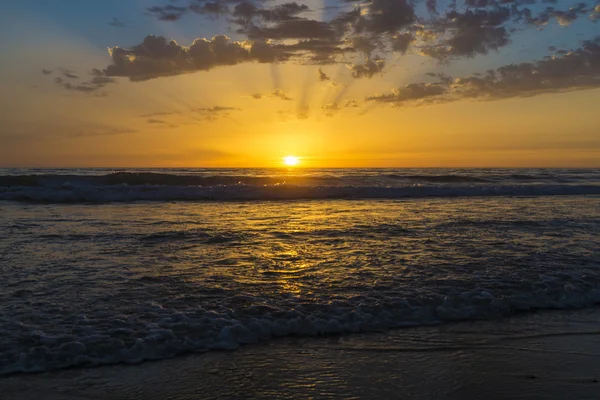 Puesta de sol en una playa —  Fotos de Stock