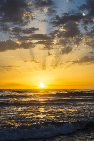 Puesta de sol en una playa —  Fotos de Stock