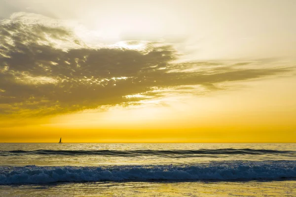 Pôr do sol em uma praia — Fotografia de Stock