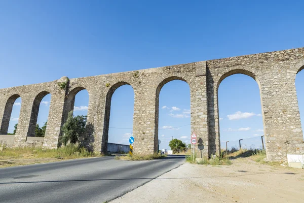 Romerska akvedukten i evora — Stockfoto