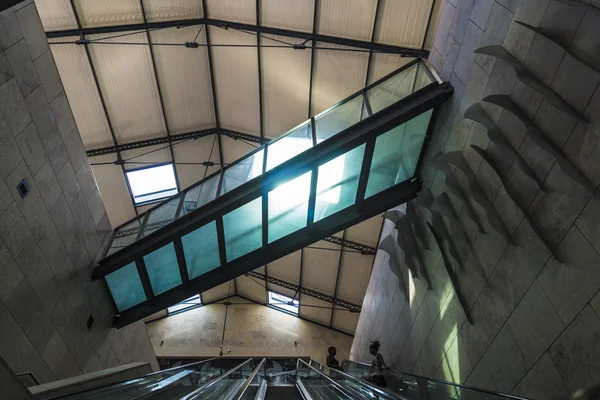 Escadas para uma estação de trem — Fotografia de Stock