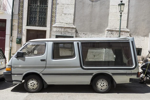 Karawan zaparkowany na ulicy — Zdjęcie stockowe