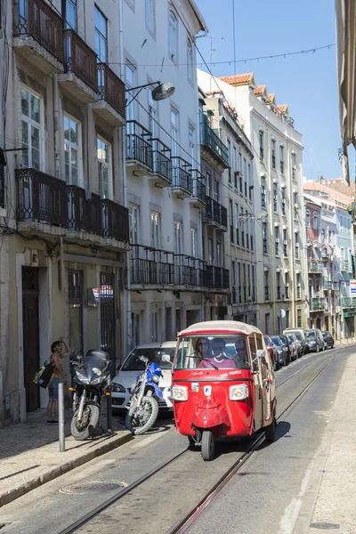 Tříkolka pro turisty v Lisabonu, Portugalsko — Stock fotografie