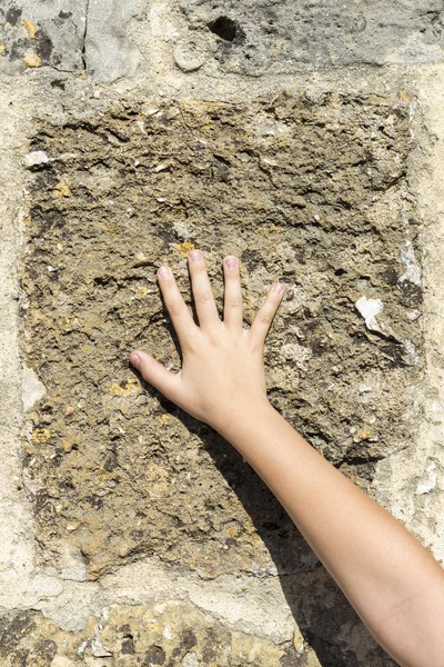 Mão em uma parede — Fotografia de Stock