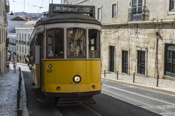 黄色のリスボンの路面電車 — ストック写真