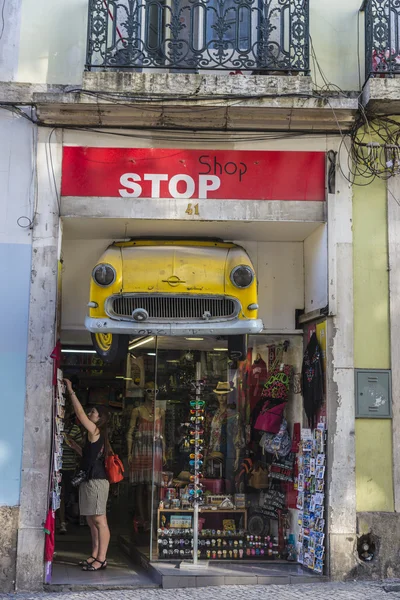 Tienda de recuerdos en Lisboa, Portugal — Foto de Stock