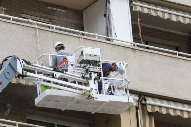 iki işçi bir cephe onarımı