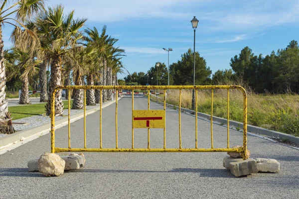 Recinzione bloccando la strada — Foto Stock