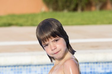 Yüzme havuzunda küçük bir kız