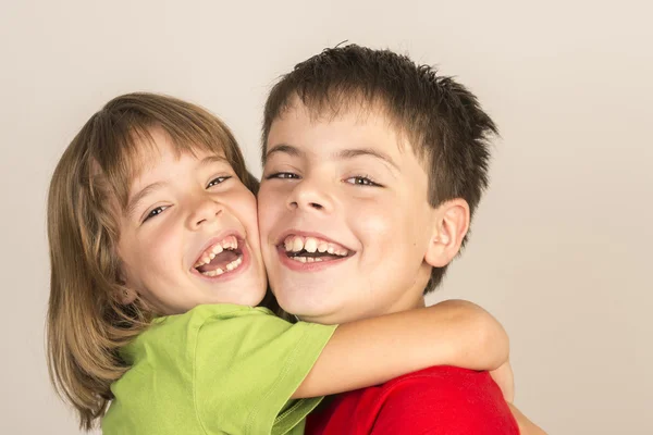 Hermanos sonrientes —  Fotos de Stock