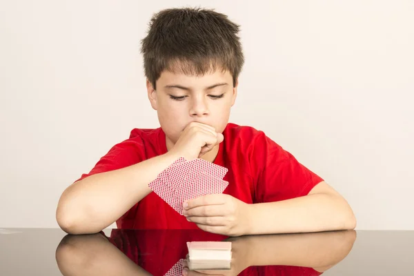 Jeune garçon jouant aux cartes — Photo