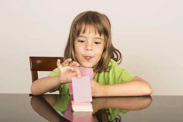 Weinig meisje speelkaarten — Stockfoto