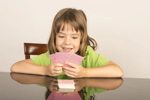 Niña jugando a las cartas — Foto de Stock