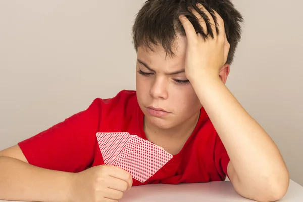 Jonge jongen speelkaarten — Stockfoto