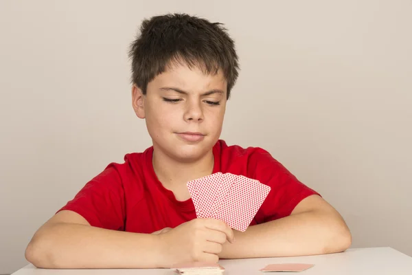 Jeune garçon jouant aux cartes — Photo