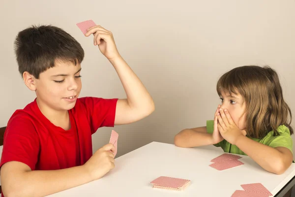 Crianças jogando cartas Fotografia De Stock