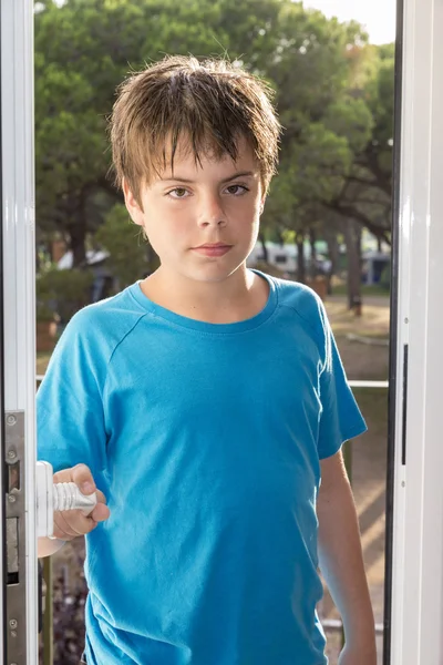 Criança abrindo uma porta — Fotografia de Stock
