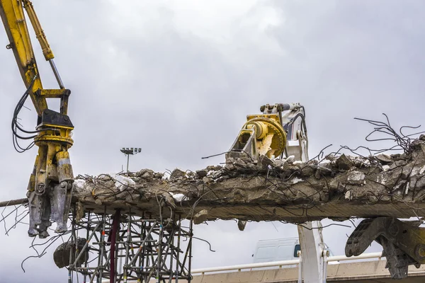 Tres grúas rompiendo un puente — Foto de Stock