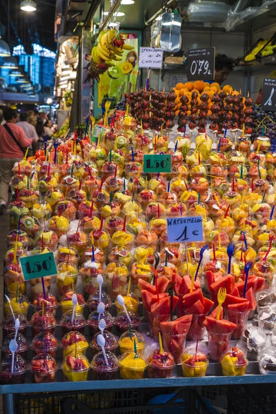 Фрукти стояти в La Boqueria Барселона — стокове фото