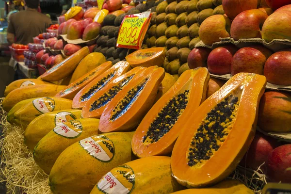 Ovoce v La Boqueria, Barcelona stojí — Stock fotografie