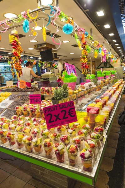 Ovoce v La Boqueria, Barcelona stojí — Stock fotografie