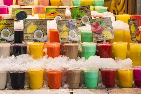 Groenten staan in La Boqueria, Barcelona — Stockfoto