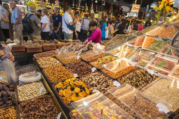 Sušené ovoce stojí v La Boqueria, Barcelona — Stock fotografie