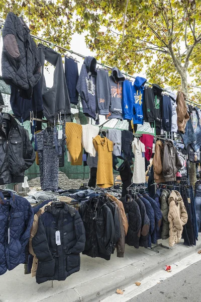 Kläder monter på en loppmarknad — Stockfoto