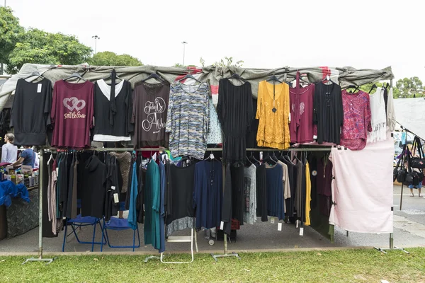 Kiosque à vêtements dans un marché aux puces — Photo