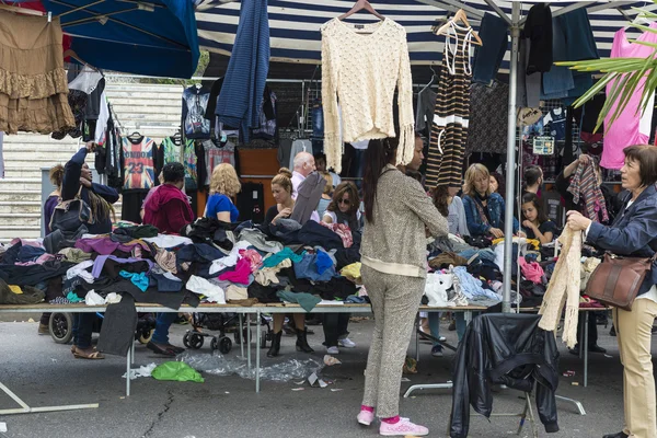 Mensen op een openlucht markt — Stockfoto