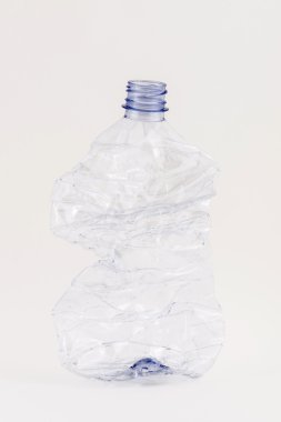 ezilmiş plastik şişe