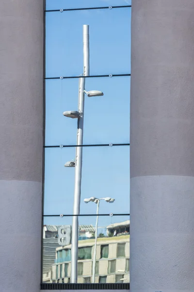 Lamppost e edifício espelhado — Fotografia de Stock