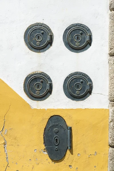 Metal covers access to drinking water — Stock Photo, Image