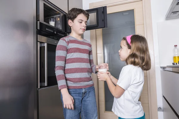 Niños preparando un vaso de leche — Foto de Stock