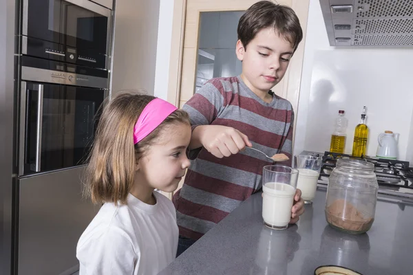 Niños preparando un vaso de leche —  Fotos de Stock