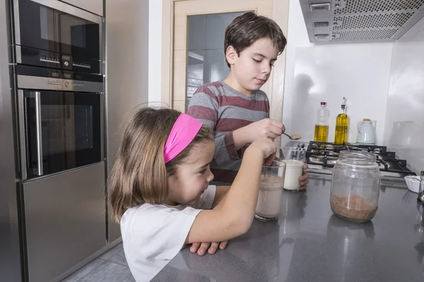 Niños preparando un vaso de leche —  Fotos de Stock